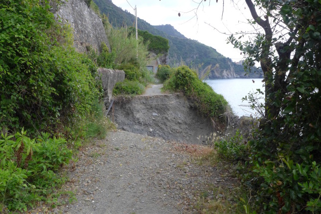 Trail closed from Corniglia to Manarola. No way to clear that massive gap