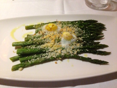 Asparagus gratin with pecorino and quail eggs